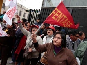 Public employees in Peru rally against a civil service law that takes away collective bargaining rights (above and below). Photos: Marcela Arellano Villa