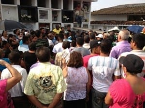 Family and friends attend the funeral of slain trade unionist, Juan Carlos Pérez Muñoz. Credit: Robinson Cook