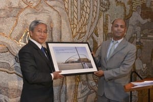 AFL-CIO Executive Vice President Tefere Gebre (right) presents BWI General Secretary Ambet Yuson with the Meany-Kirkland Human Rights Award. Credit: Bill Burke